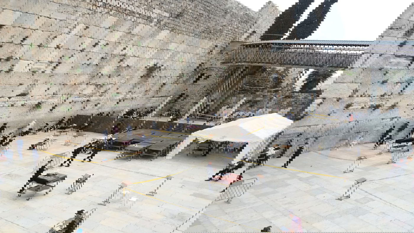 רחבת הכותל המערבי חולקה למתחמי תפילה • תיעוד