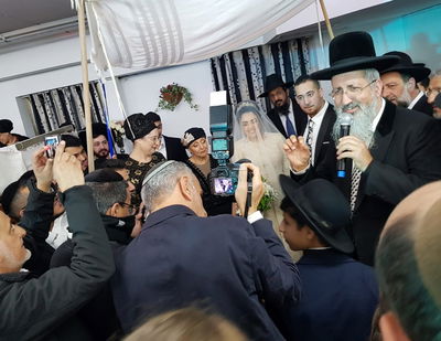 "חתונת הקורונה". מקלות מטאטא החזיקו את החופה