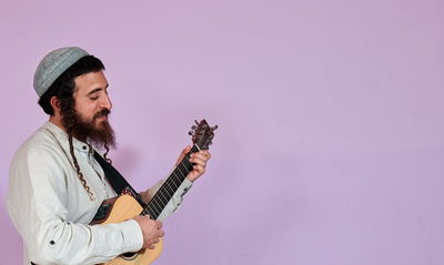 אביעד דרף בשיר הרגעה לקורונה: "טוב השם לכל"