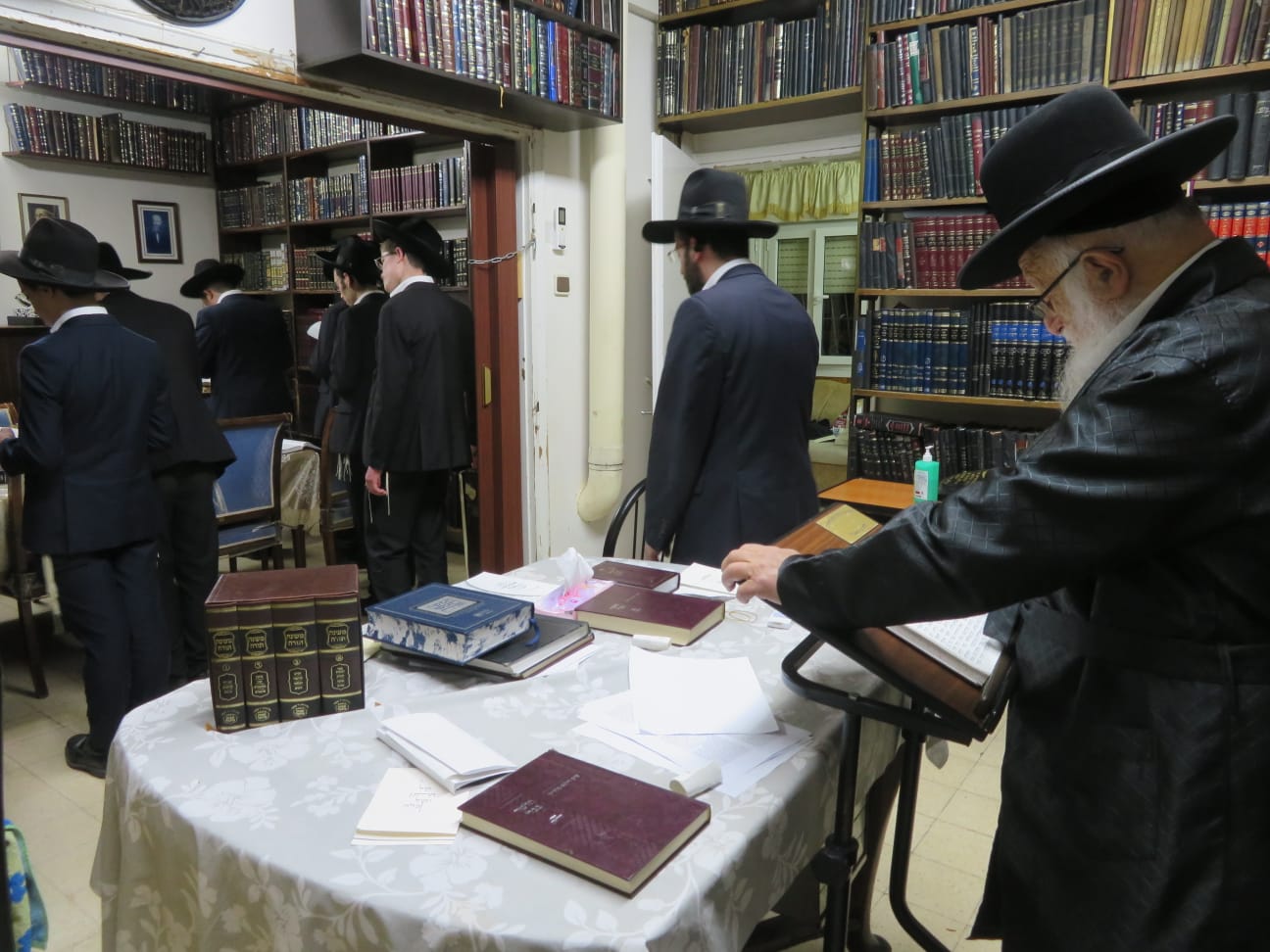 ראש הישיבה הגרב"ד פוברסקי בדוגמה אישית: התפלל בחדר נפרד