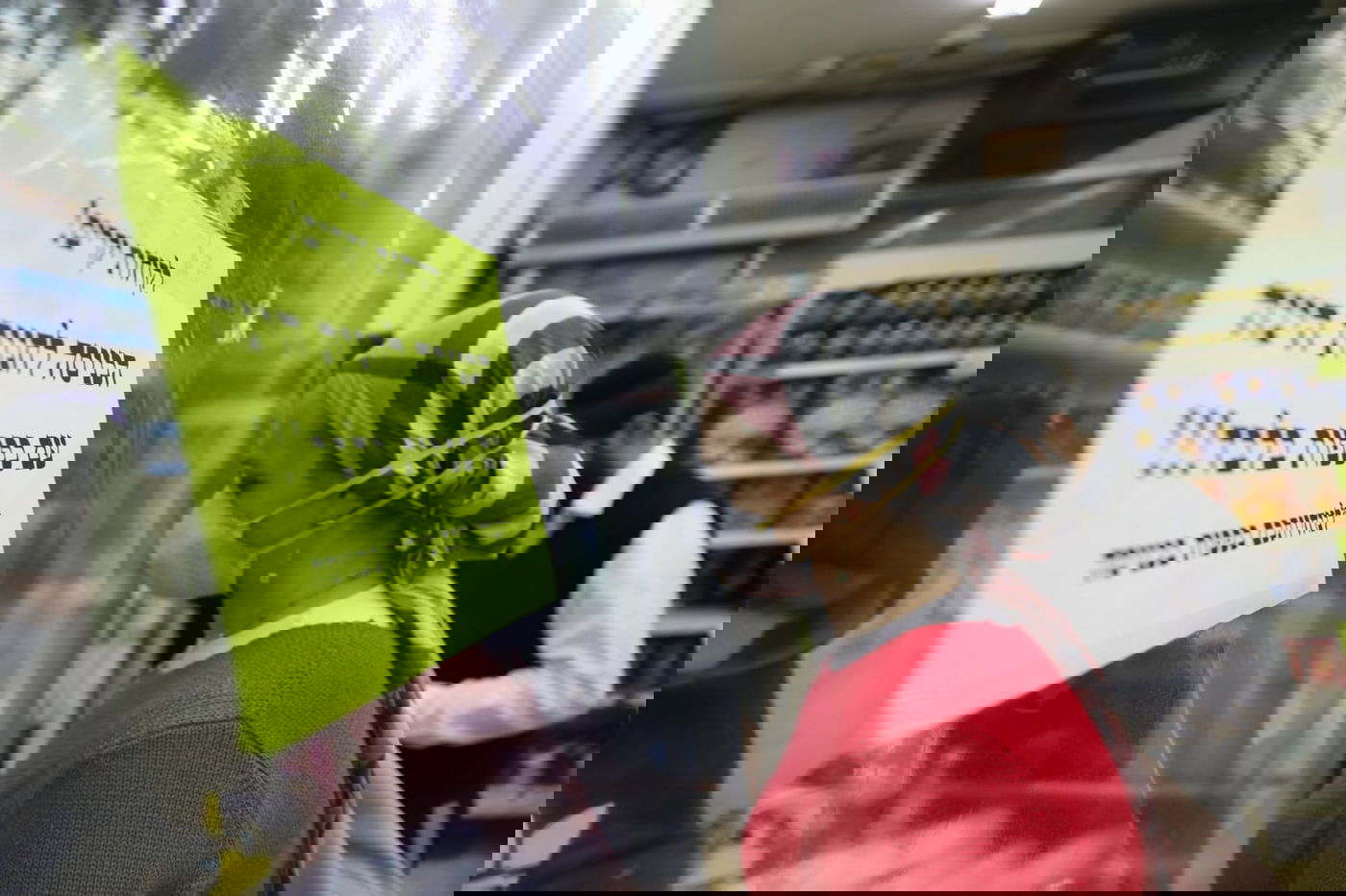 בתי כנסת ריקים ומסכות: טלזסטון נערכת לסגר