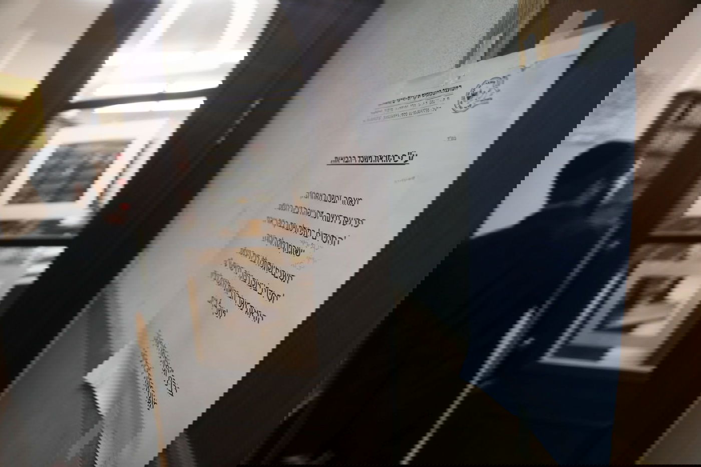 בתי כנסת ריקים ומסכות: טלזסטון נערכת לסגר