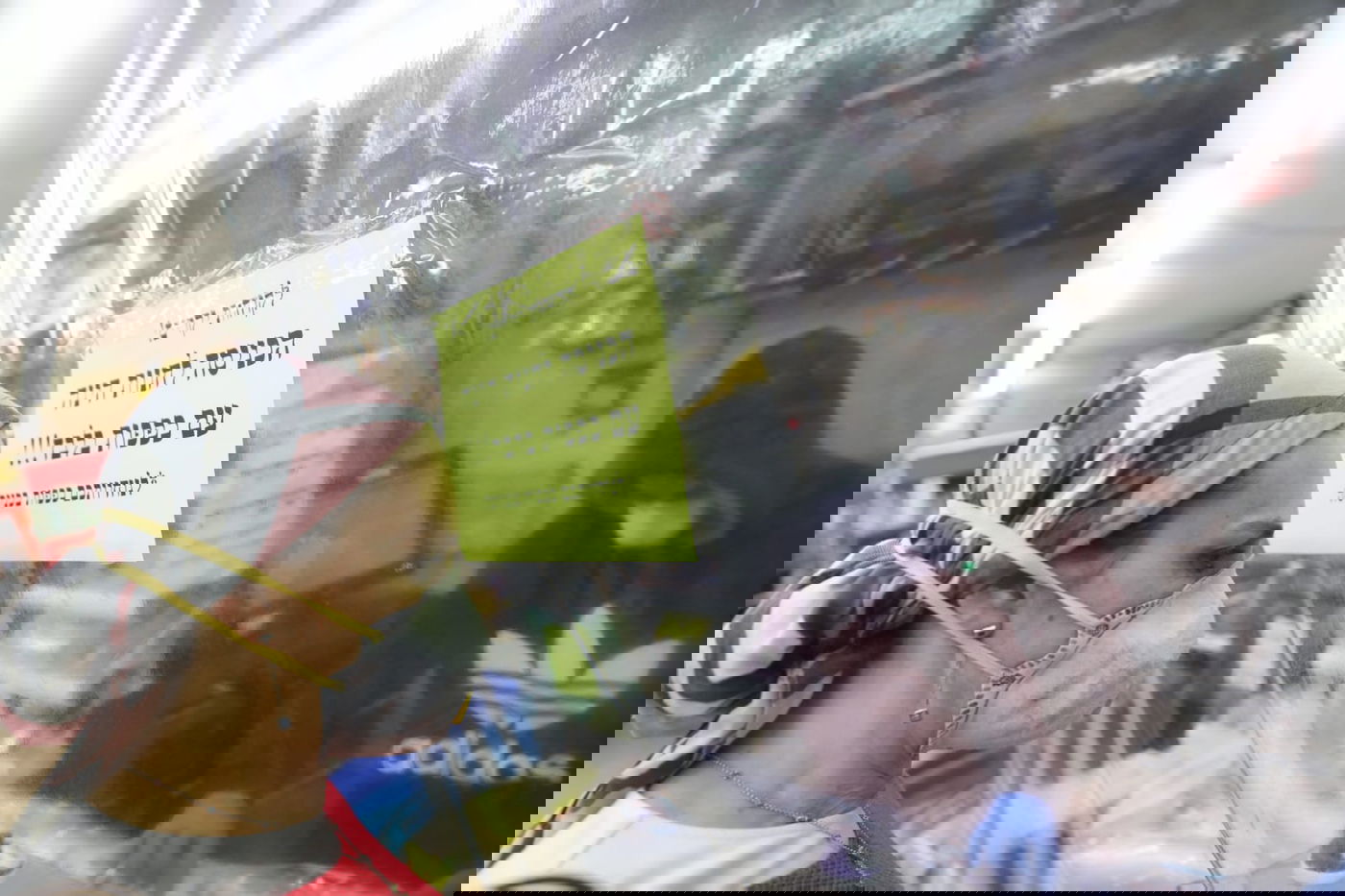 בתי כנסת ריקים ומסכות: טלזסטון נערכת לסגר