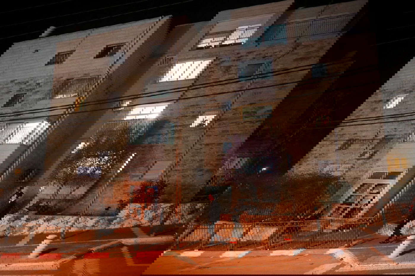 בתי כנסת ריקים ומסכות: טלזסטון נערכת לסגר