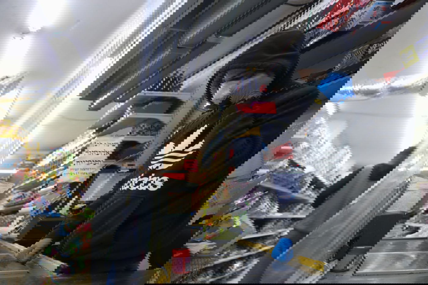 בתי כנסת ריקים ומסכות: טלזסטון נערכת לסגר