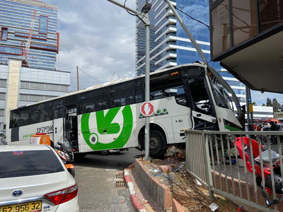 אוטובוס עלה על המדרכה ברחוב רבי עקיבא