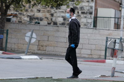 ההנחיות: הלוויות, מקוואות ותפילה בבית כנסת