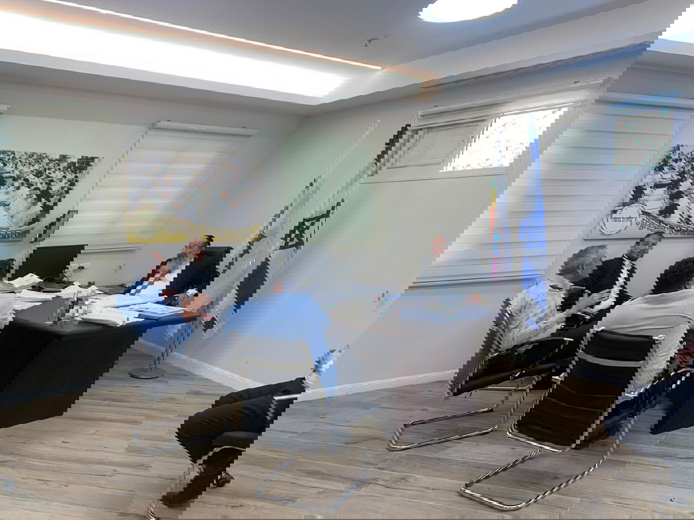 רובינשטיין עם מפקדי המשטרה בעיר