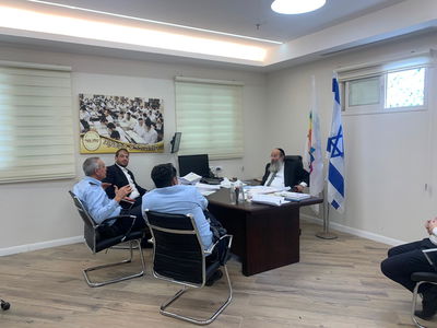 רובינשטיין עם מפקדי המשטרה בעיר