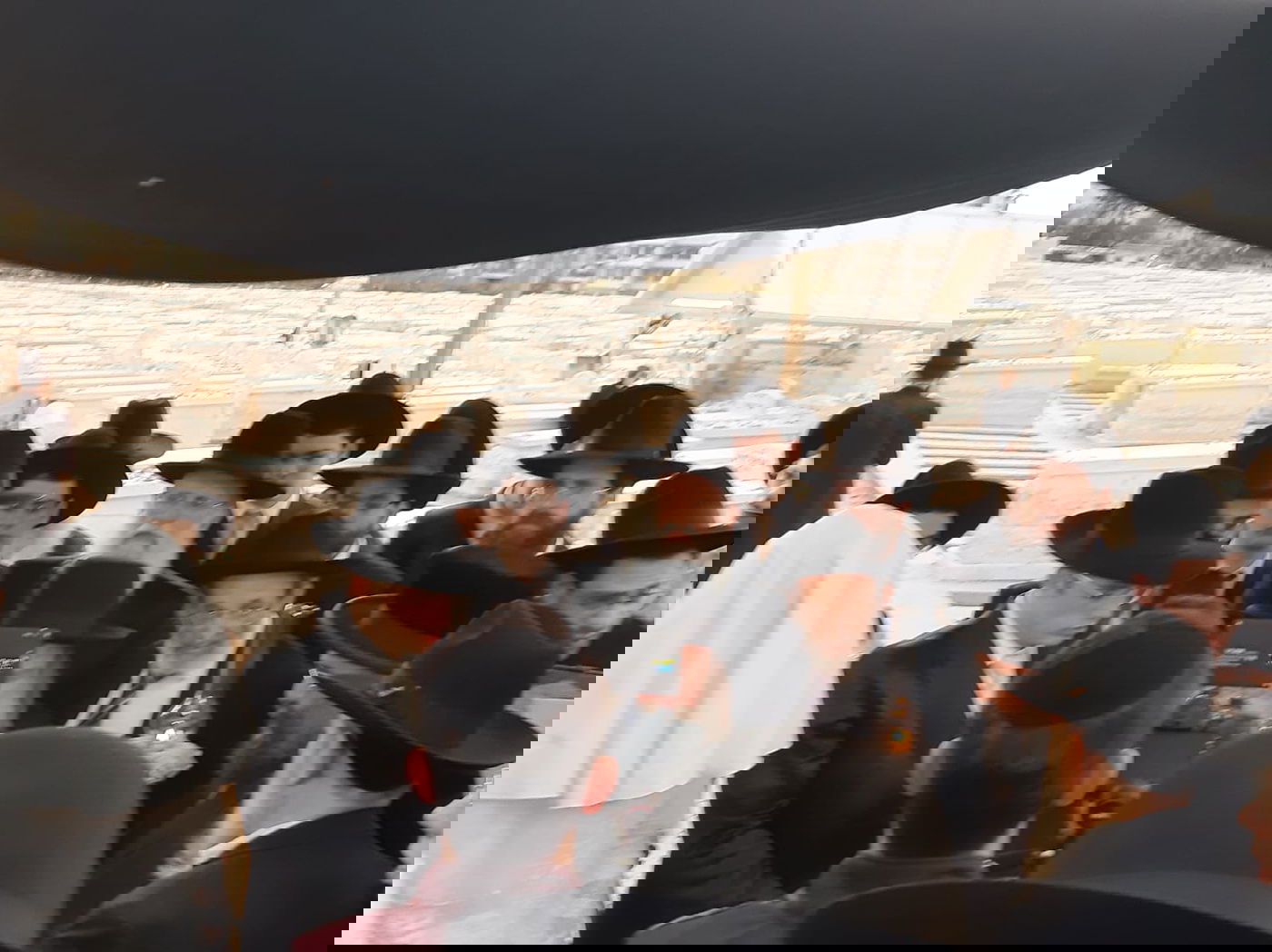 צפו בסגולה: חופת היתום בתוך בית הקברות