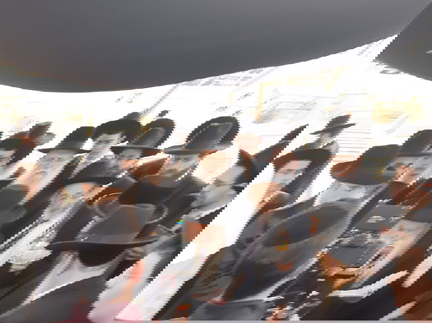 צפו בסגולה: חופת היתום בתוך בית הקברות