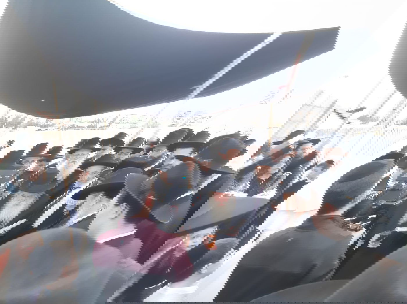 צפו בסגולה: חופת היתום בתוך בית הקברות