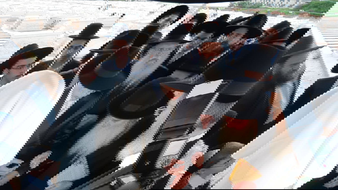 צפו בסגולה: חופת היתום בתוך בית הקברות