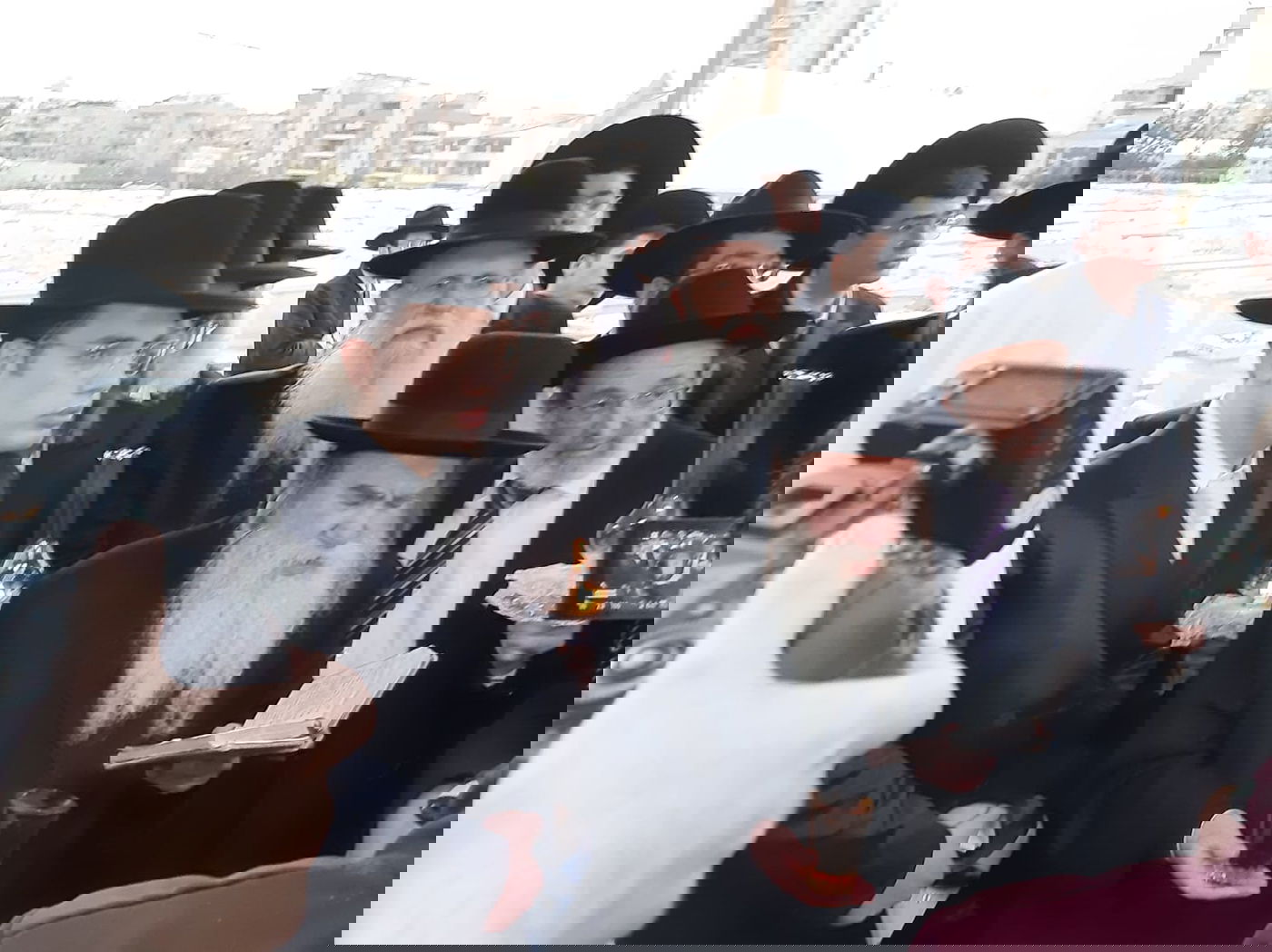 צפו בסגולה: חופת היתום בתוך בית הקברות