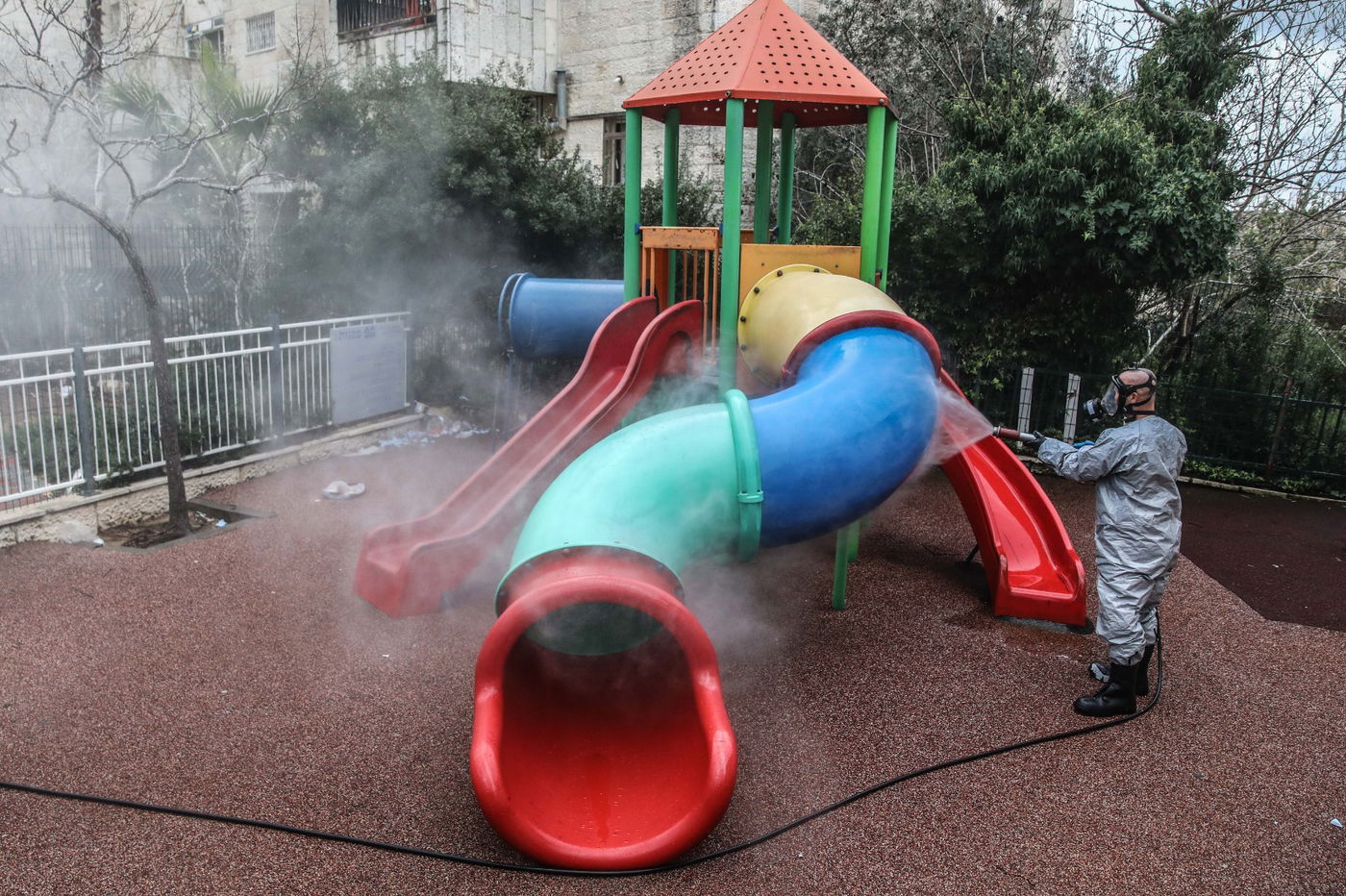 מסיכות וחיטוי: הבהלה בטלז סטון מהקורונה