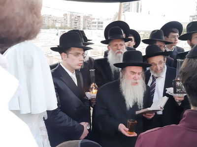 צפו בסגולה: חופת היתום בתוך בית הקברות