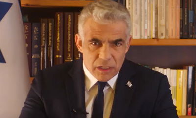 הפוסט ההזוי של לפיד: "ה'לא דמוקרטיה' אסרה עליכם לצאת מהבית"