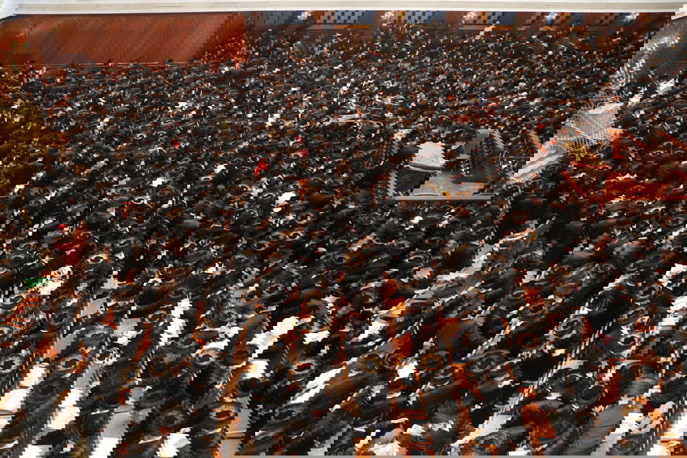 קריאת המגילה בבעלזא בפורים