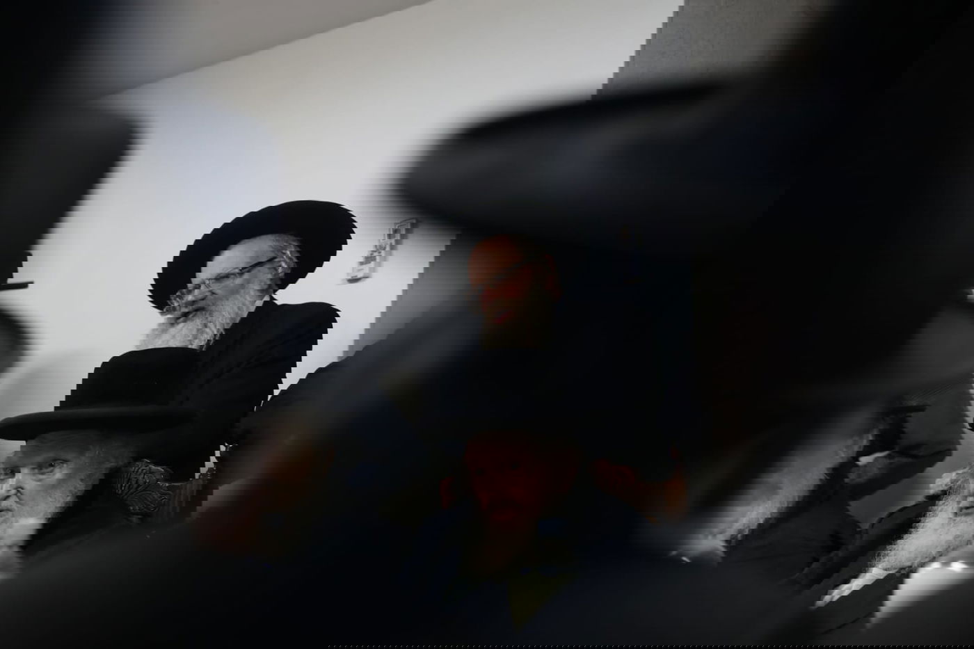 הגאון רבי משה שטרנבוך: "פיקוח נפש! תתרחקו אחד מהשני"