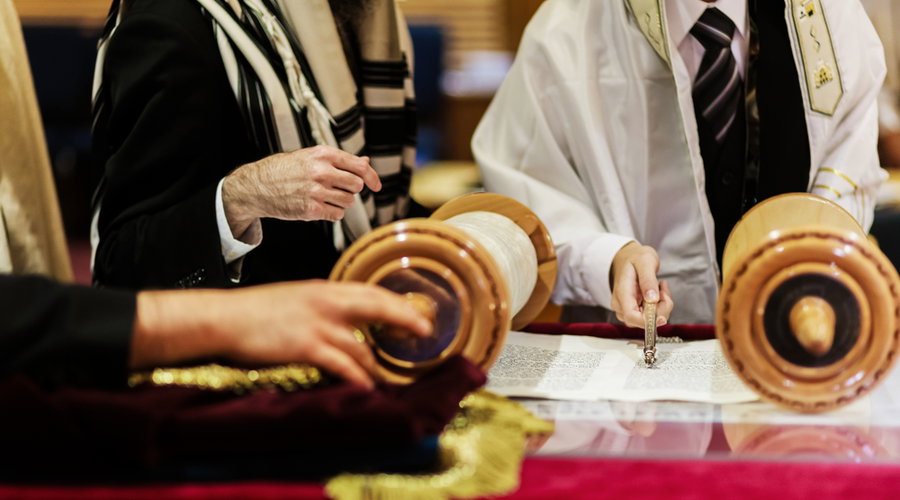 בעל הקורא ביקש מהמתפללים לפני הקריאה: "אל תעשו 'כאלה', זה אסור"