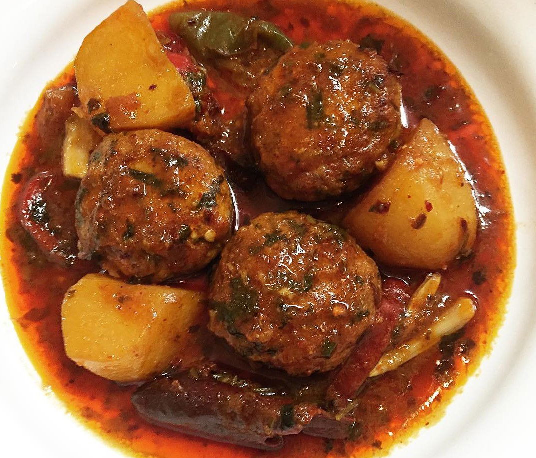 תבשיל קציצות דגים ותפוחי אדמה ברוטב אדום עסיסי