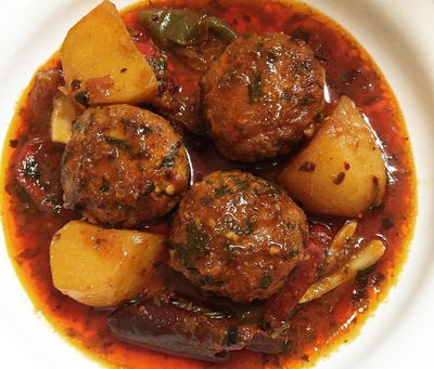 תבשיל קציצות דגים ותפוחי אדמה ברוטב אדום עסיסי