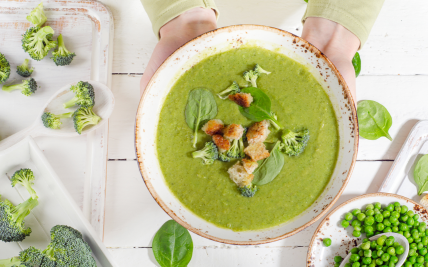 מרק ברוקולי עשיר עם תרד, כוסברה וקרוטונים קראנצ'יים