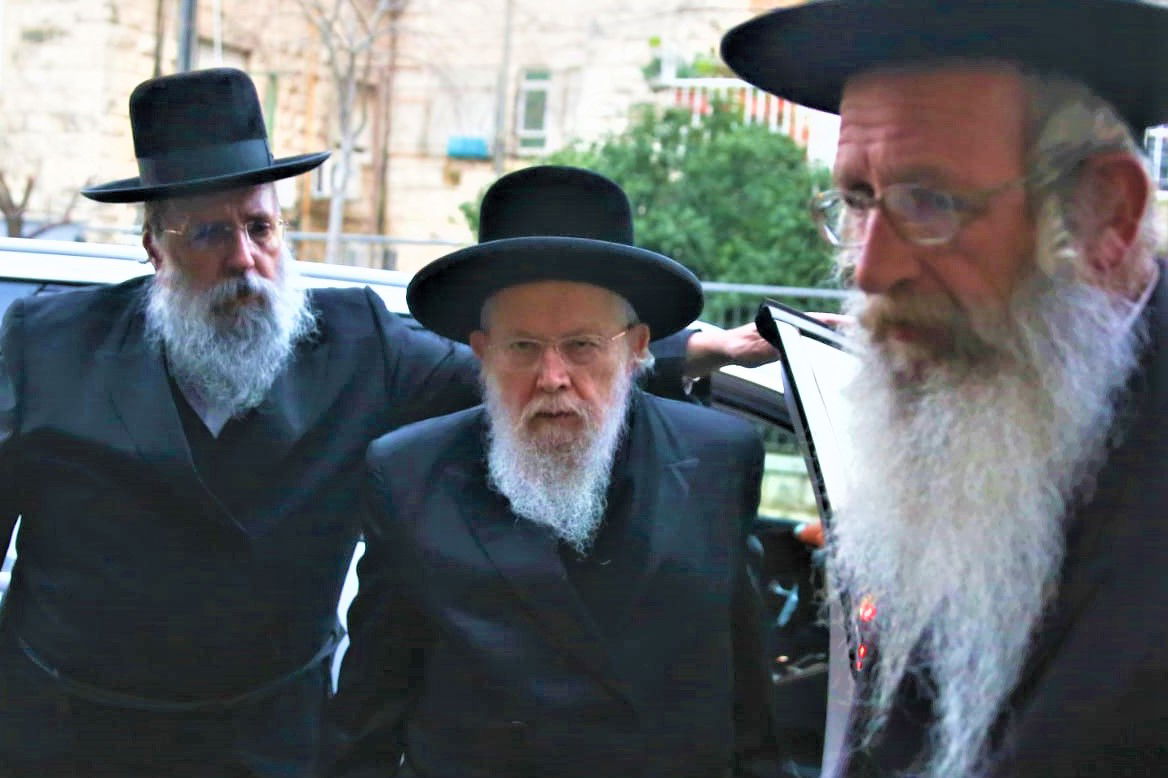 האדמו"ר מסלונים לחסידיו: להתחזק בשלושה דברים