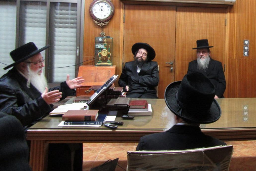 האדמו"ר במהלך השיחה, אמש