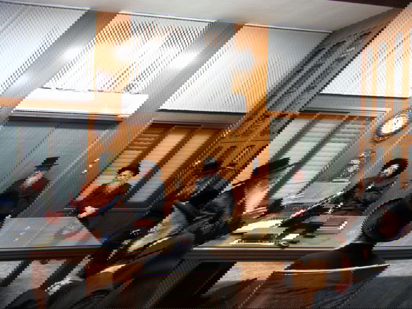 האדמו"ר מצאנז במהלך השיחה, אמש