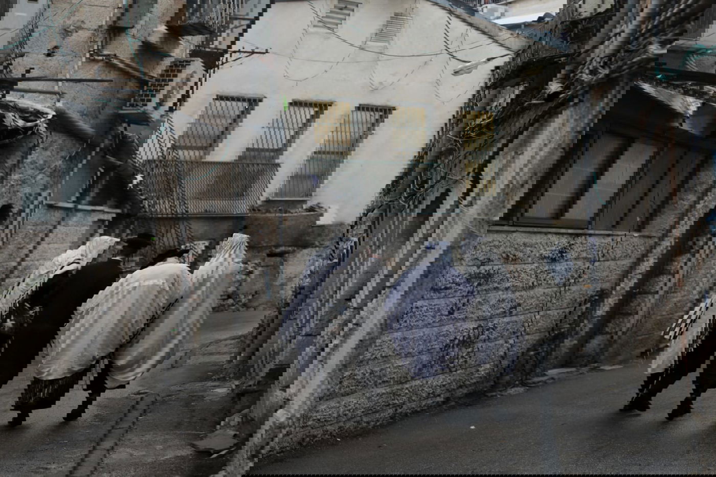 האדמו"ר מתולדות אברהם יצחק בדרכו לתפילה