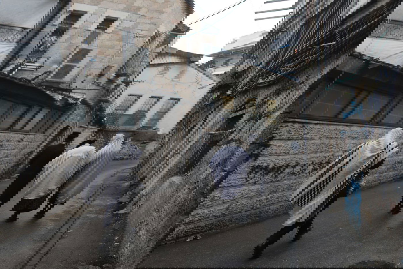 האדמו"ר מתולדות אברהם יצחק בדרכו לתפילה