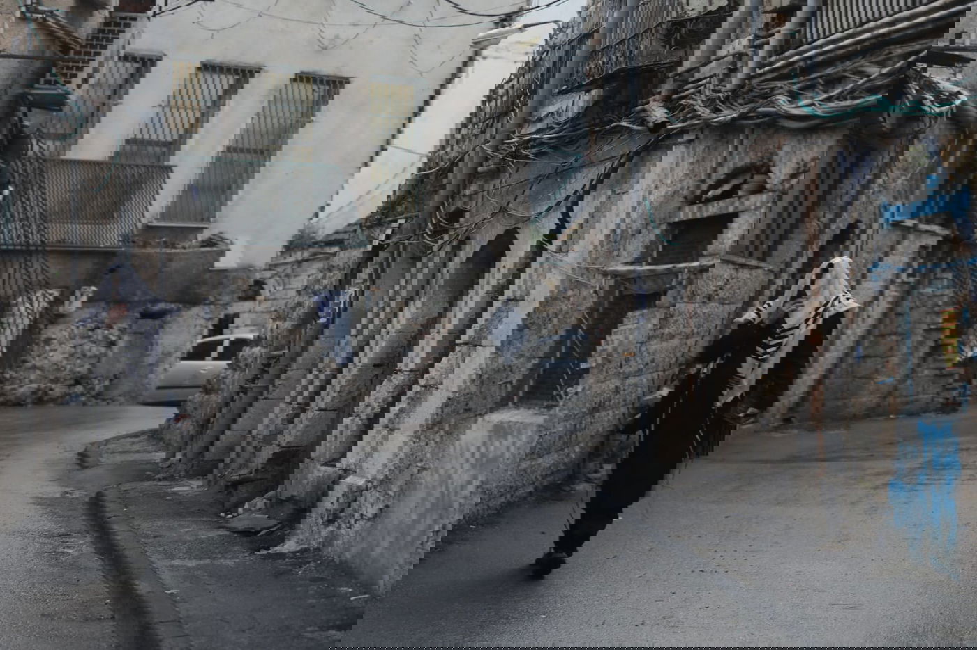 האדמו"ר מתולדות אברהם יצחק בדרכו לתפילה