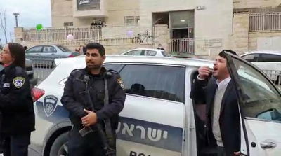 עם הרמקול המשטרתי: התושבים שימחו את החתן והכלה