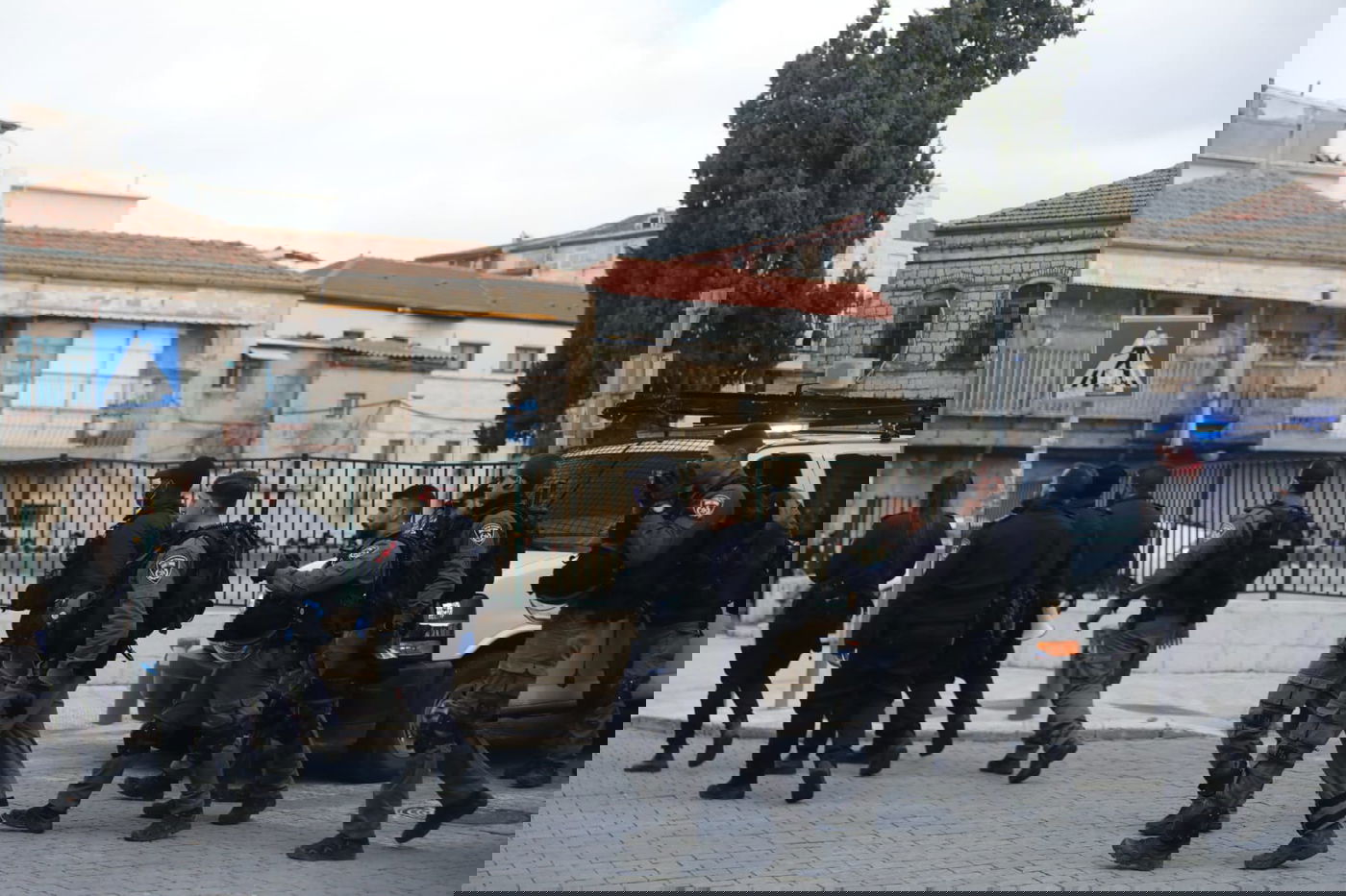 שוטרים ניסו לאכוף את צו הקורונה במאה שערים, אך נתקלו באלימות קשה