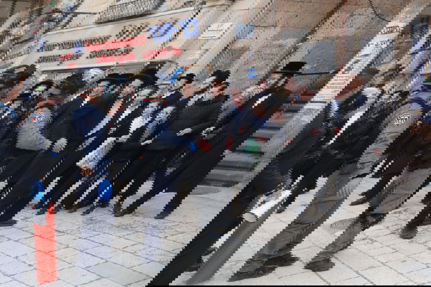 שוטרים ניסו לאכוף את צו הקורונה במאה שערים, אך נתקלו באלימות קשה