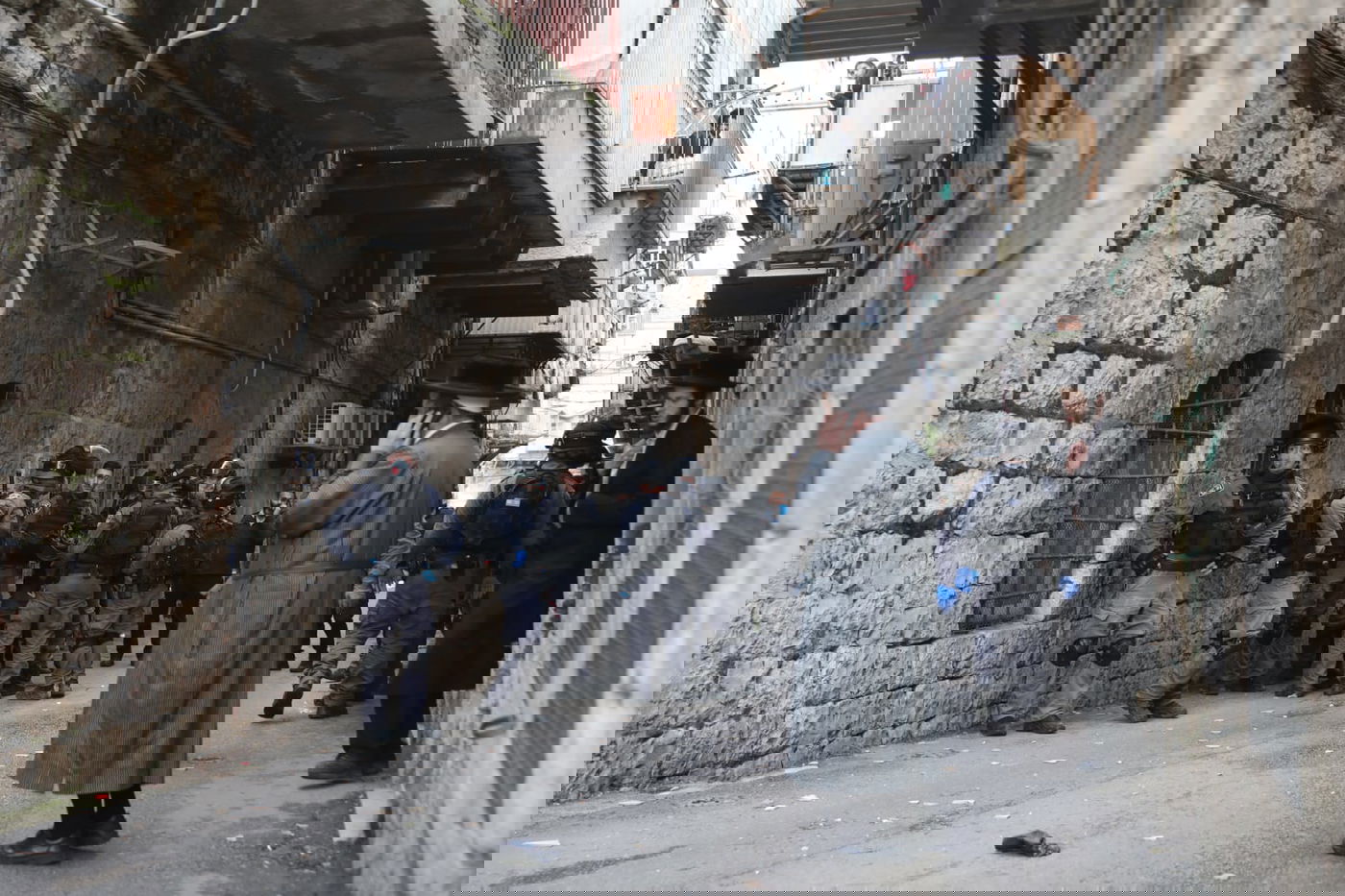 שוטרים ניסו לאכוף את צו הקורונה במאה שערים, אך נתקלו באלימות קשה