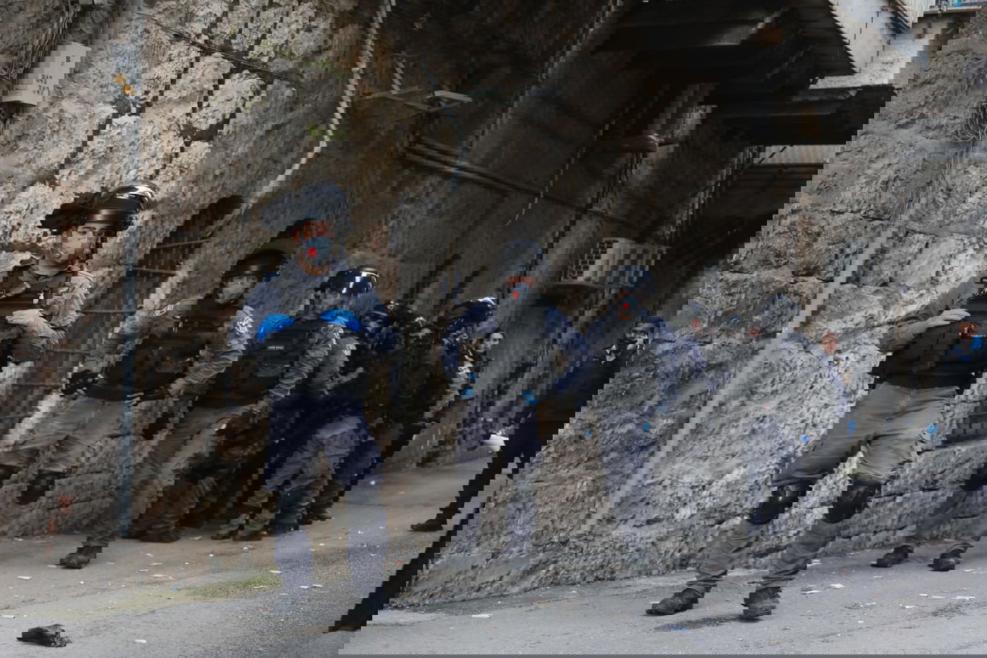 שוטרים ניסו לאכוף את צו הקורונה במאה שערים, אך נתקלו באלימות קשה