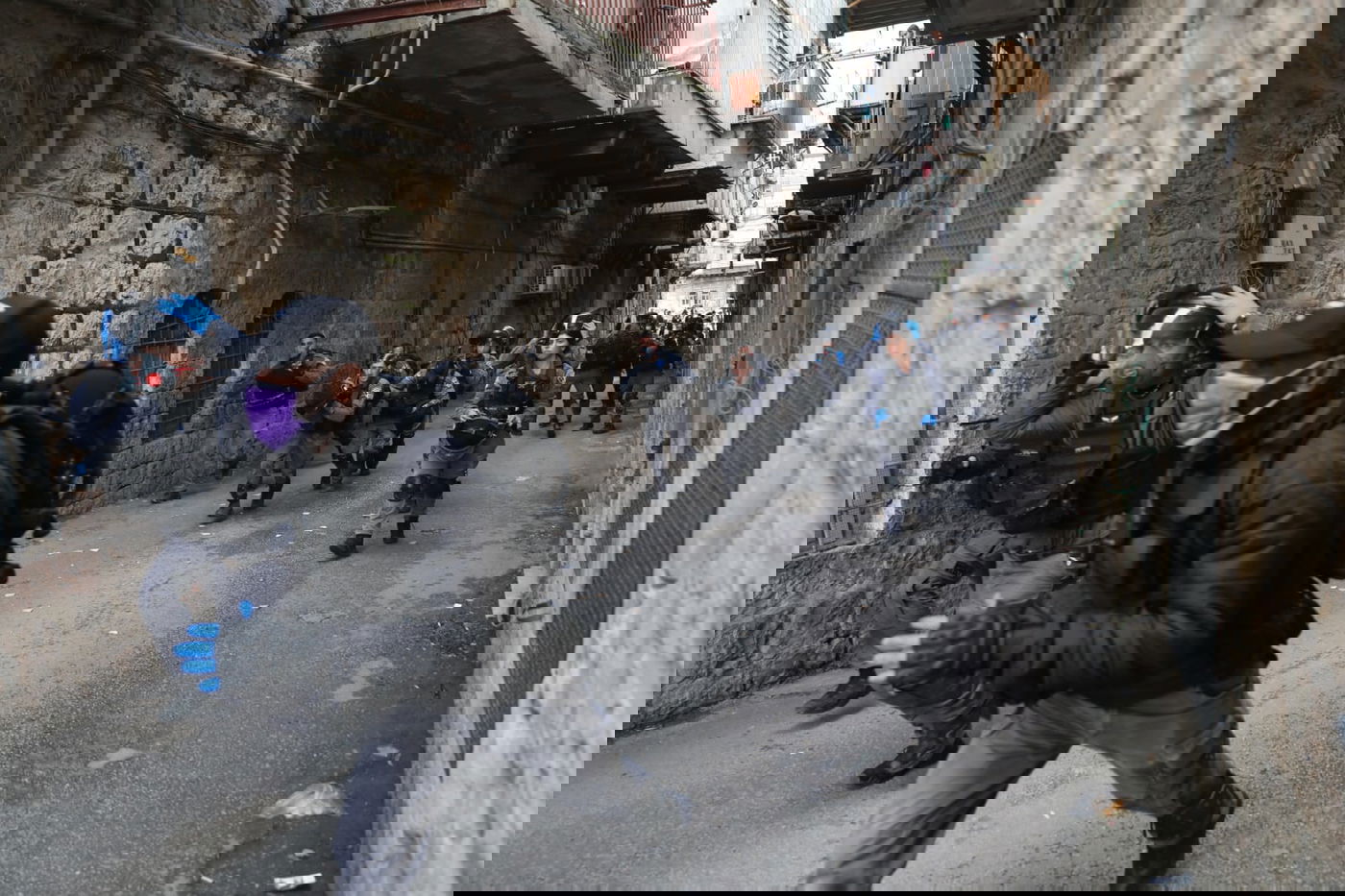 שוטרים ניסו לאכוף את צו הקורונה במאה שערים, אך נתקלו באלימות קשה