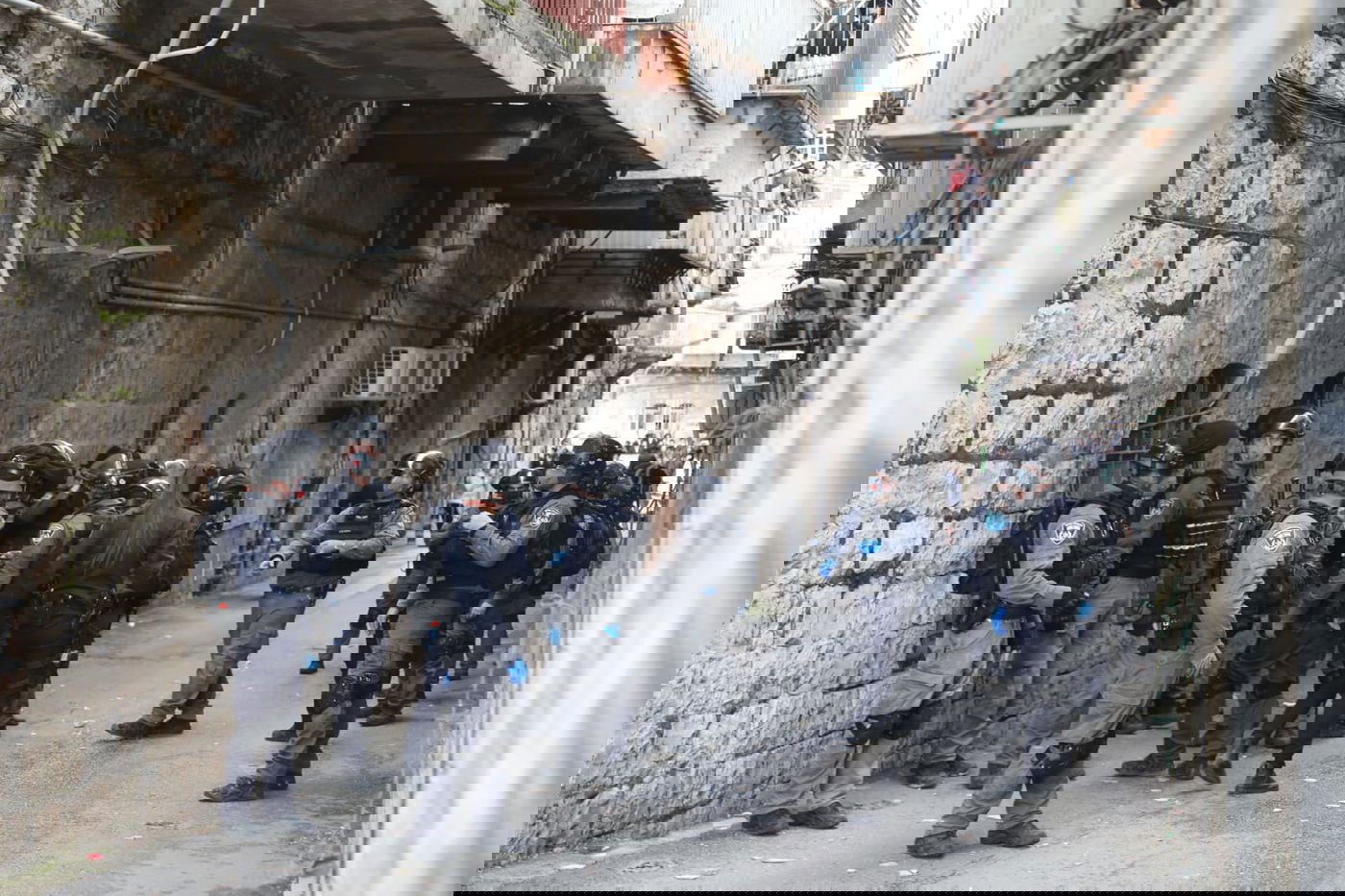 שוטרים ניסו לאכוף את צו הקורונה במאה שערים, אך נתקלו באלימות קשה