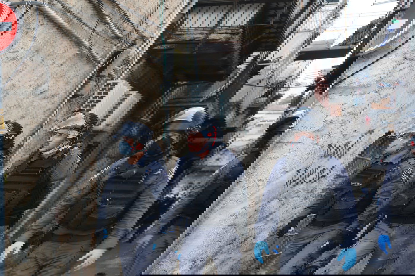 שוטרים ניסו לאכוף את צו הקורונה במאה שערים, אך נתקלו באלימות קשה