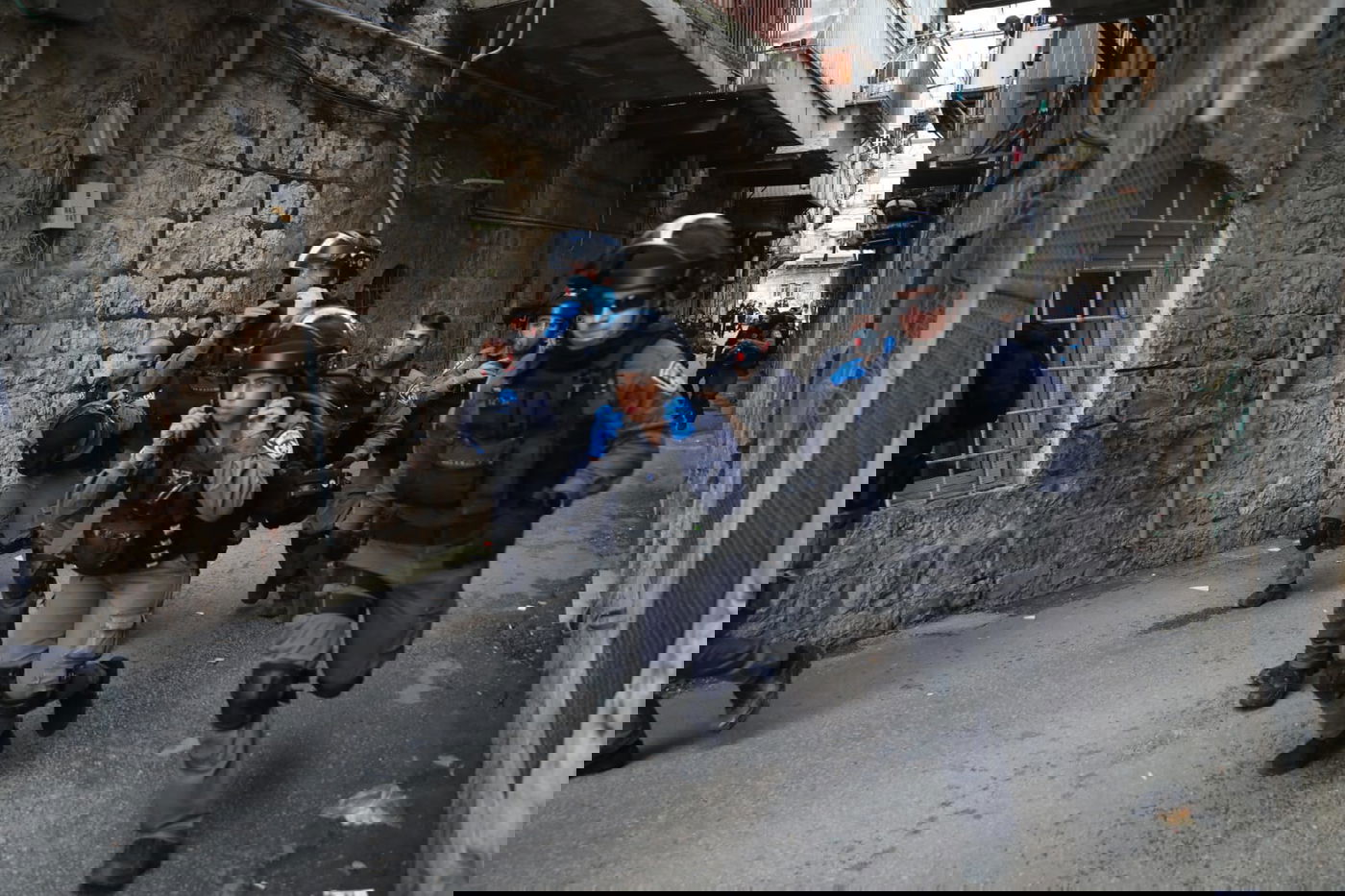 שוטרים ניסו לאכוף את צו הקורונה במאה שערים, אך נתקלו באלימות קשה