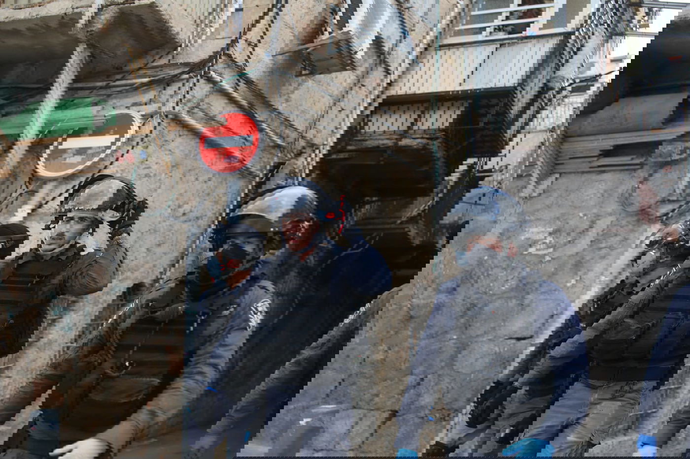 שוטרים ניסו לאכוף את צו הקורונה במאה שערים, אך נתקלו באלימות קשה