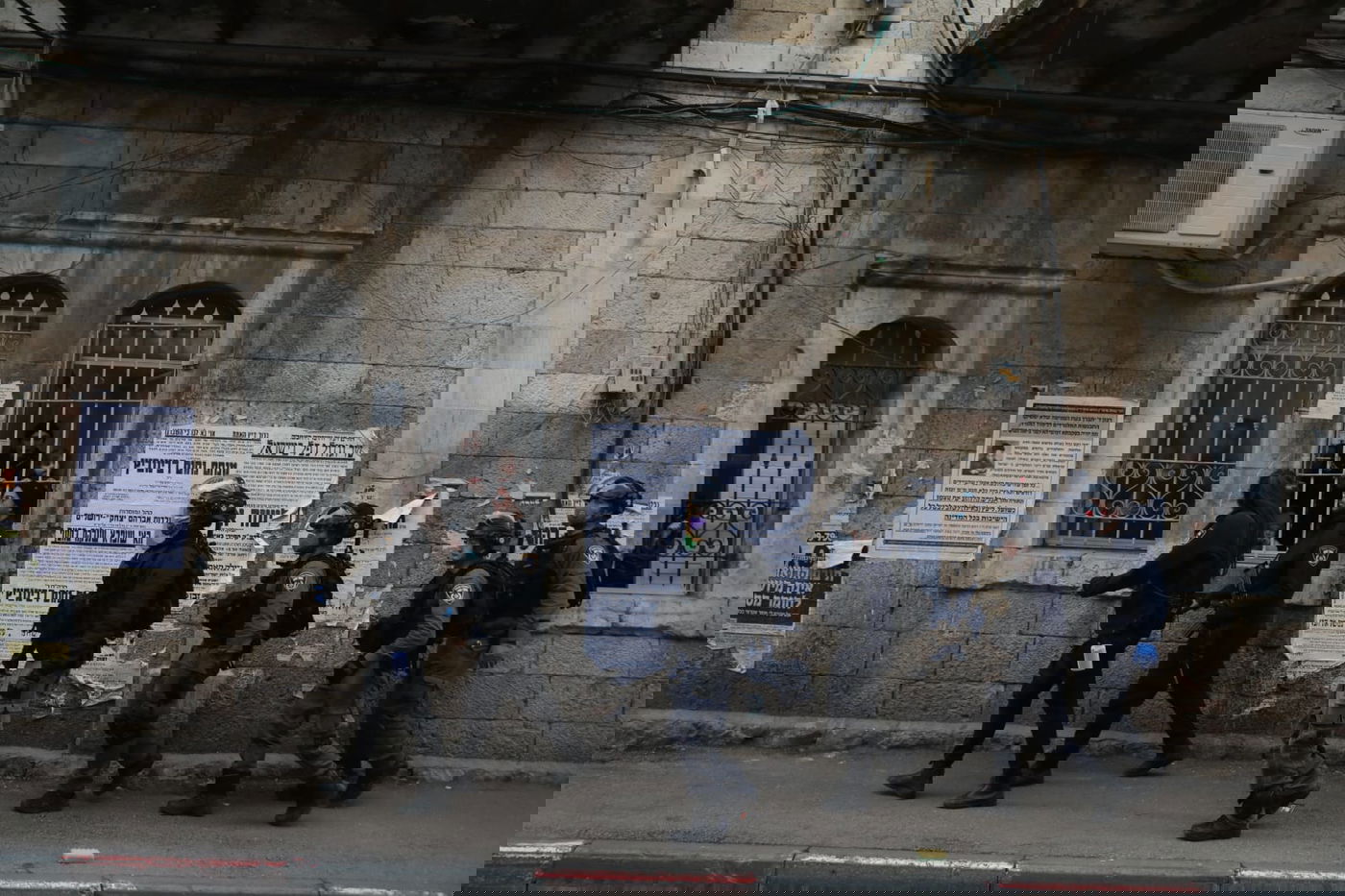 שוטרים ניסו לאכוף את צו הקורונה במאה שערים, אך נתקלו באלימות קשה