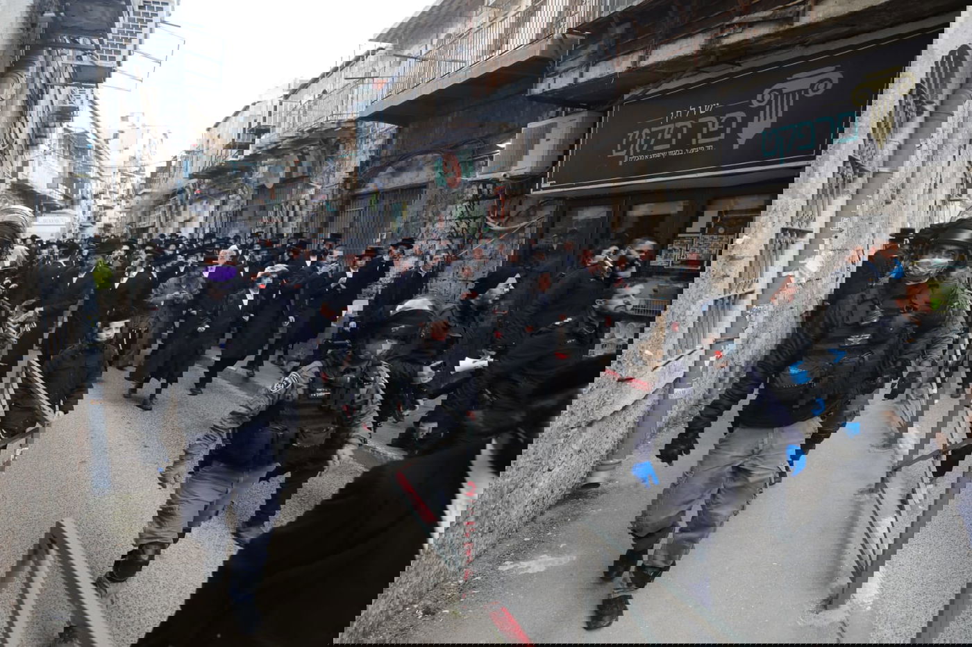 שוטרים ניסו לאכוף את צו הקורונה במאה שערים, אך נתקלו באלימות קשה