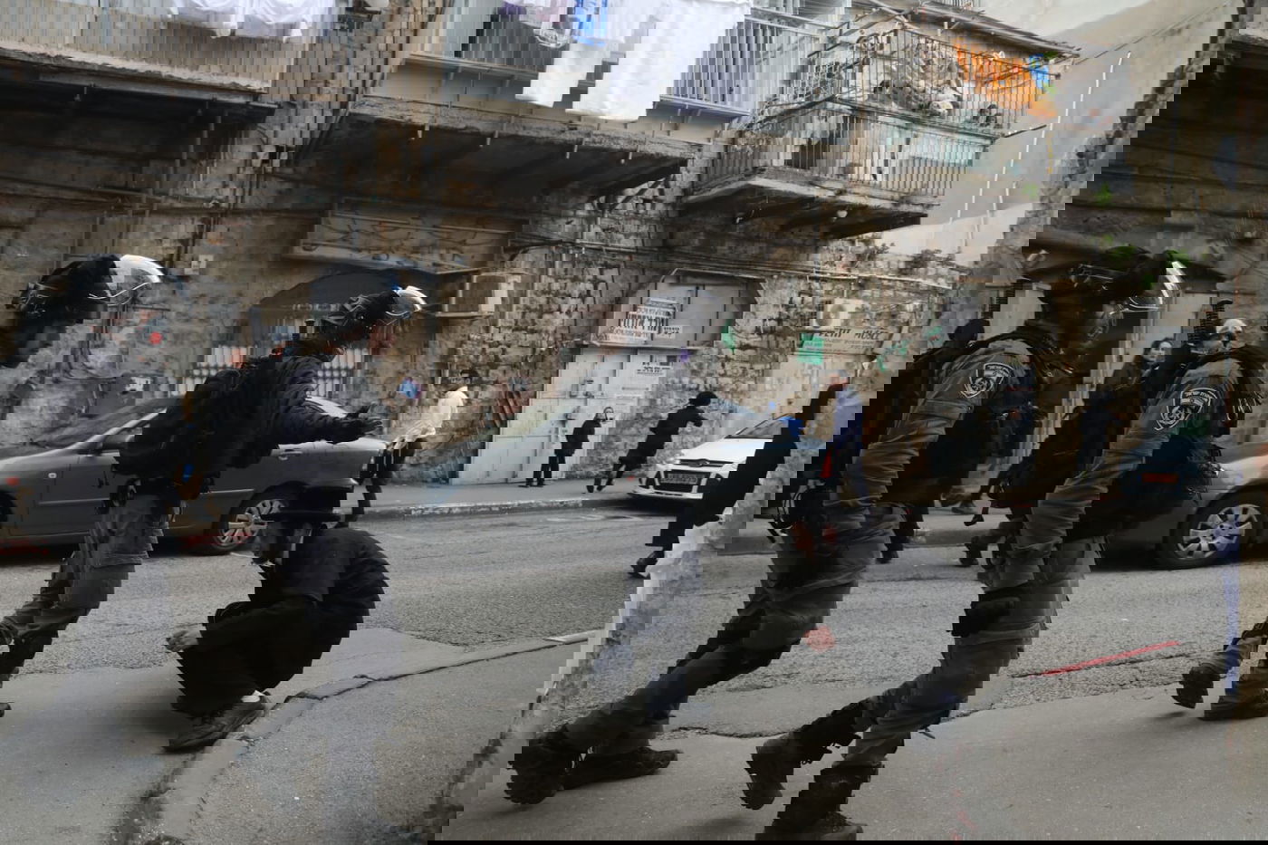 שוטרים ניסו לאכוף את צו הקורונה במאה שערים, אך נתקלו באלימות קשה