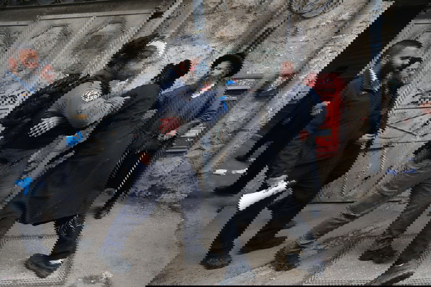 שוטרים ניסו לאכוף את צו הקורונה במאה שערים, אך נתקלו באלימות קשה