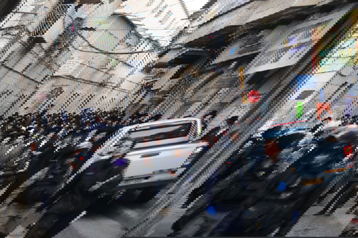 שוטרים ניסו לאכוף את צו הקורונה במאה שערים, אך נתקלו באלימות קשה