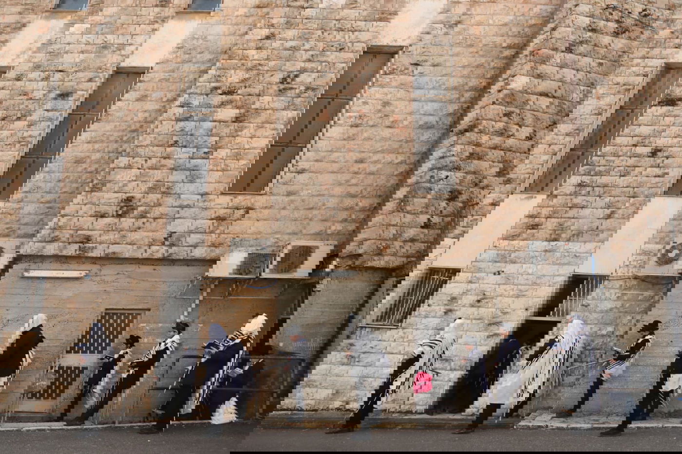 כך שמרו על התקנות ב"שטיבלך חסידים" • צפו