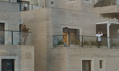 הזמר שימח את החתן ממרפסת ביתו • צפו